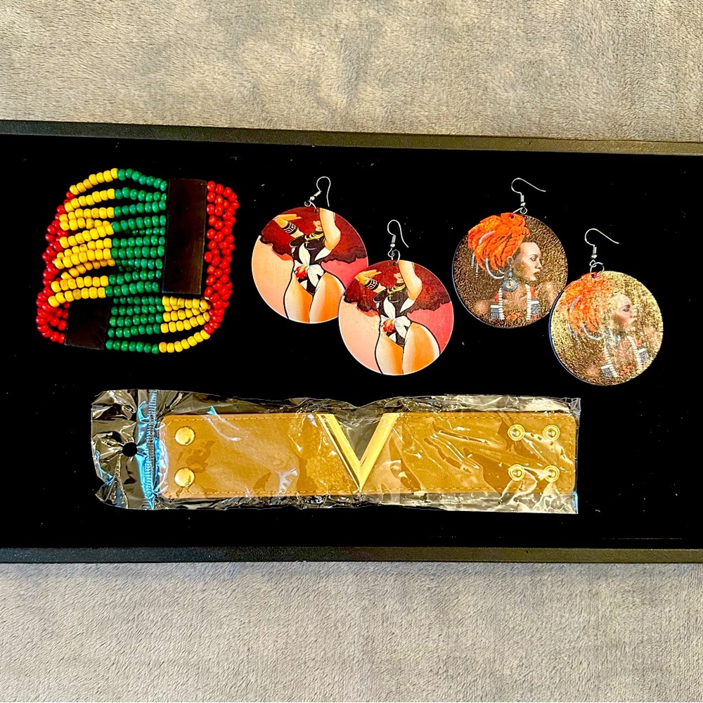 Bundle of fashion jewelry